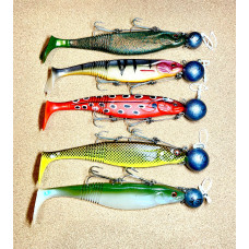 Pilnībā aprīkotas Daiwa 30cm garas un 250gr. smagas gumijas zivis Norvēgijas dziļajiem ūdeņiem. 