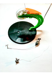 Ziemas ūda līdakas dizaina formā. Aprīkota ar auklu, enkur svinu, pludu un āķi